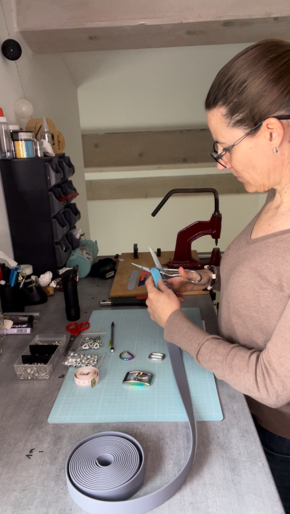 Elodie d'elodog à son atelier en train de couper du Biothane pour fabriquer un collier sur mesure