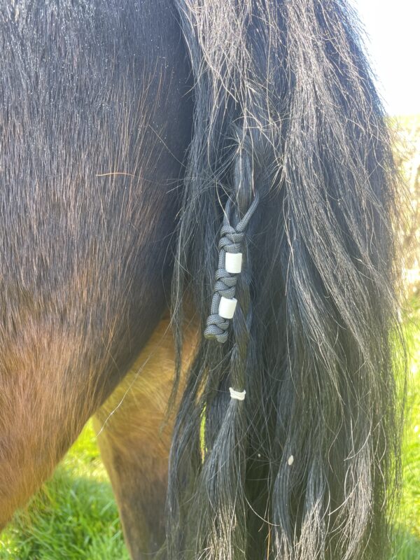 Accessoire anti-tiques naturel pour cheval, TinyTiq en paracorde tressée avec perles EM Elodog, à accrocher dans la crinière ou la queue